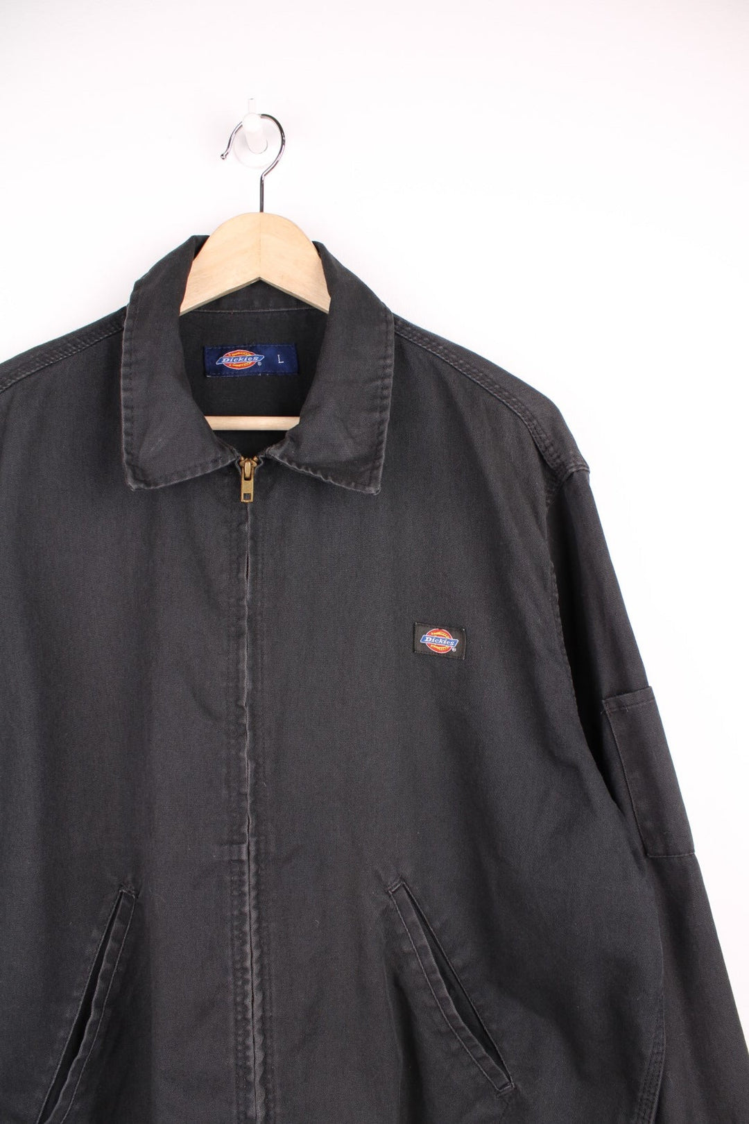 Dickies Eisenhower Jacket in a faded black colourway, lightweight unlined jacket, zip up with side pockets, and has the logo embroidered on the front. 