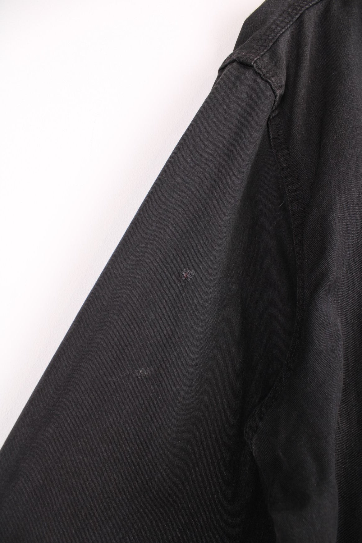 Dickies Eisenhower Jacket in a faded black colourway, lightweight unlined jacket, zip up with side pockets, and has the logo embroidered on the front. 