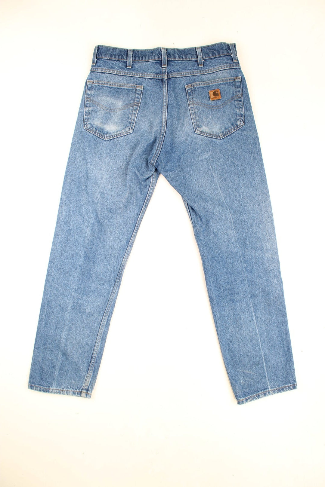 Carhartt Jeans in a blue denim colourway, pockets and has the logo embroidered on the back. 