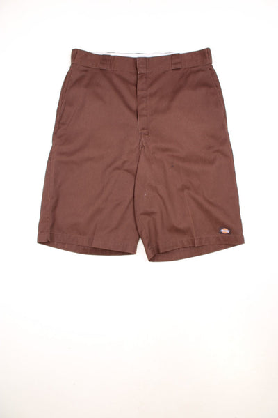 Dickies Shorts in a brown colourway, has multiple pockets and the logo embroiderd on the back.