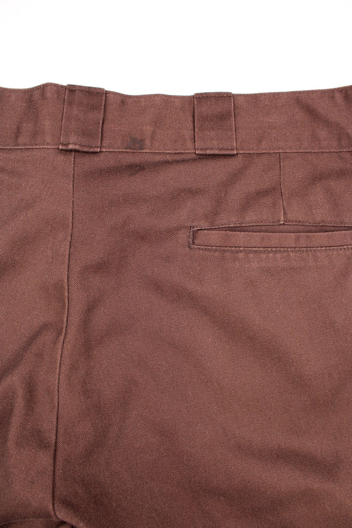 Dickies Shorts in a brown colourway, has multiple pockets and the logo embroiderd on the back.