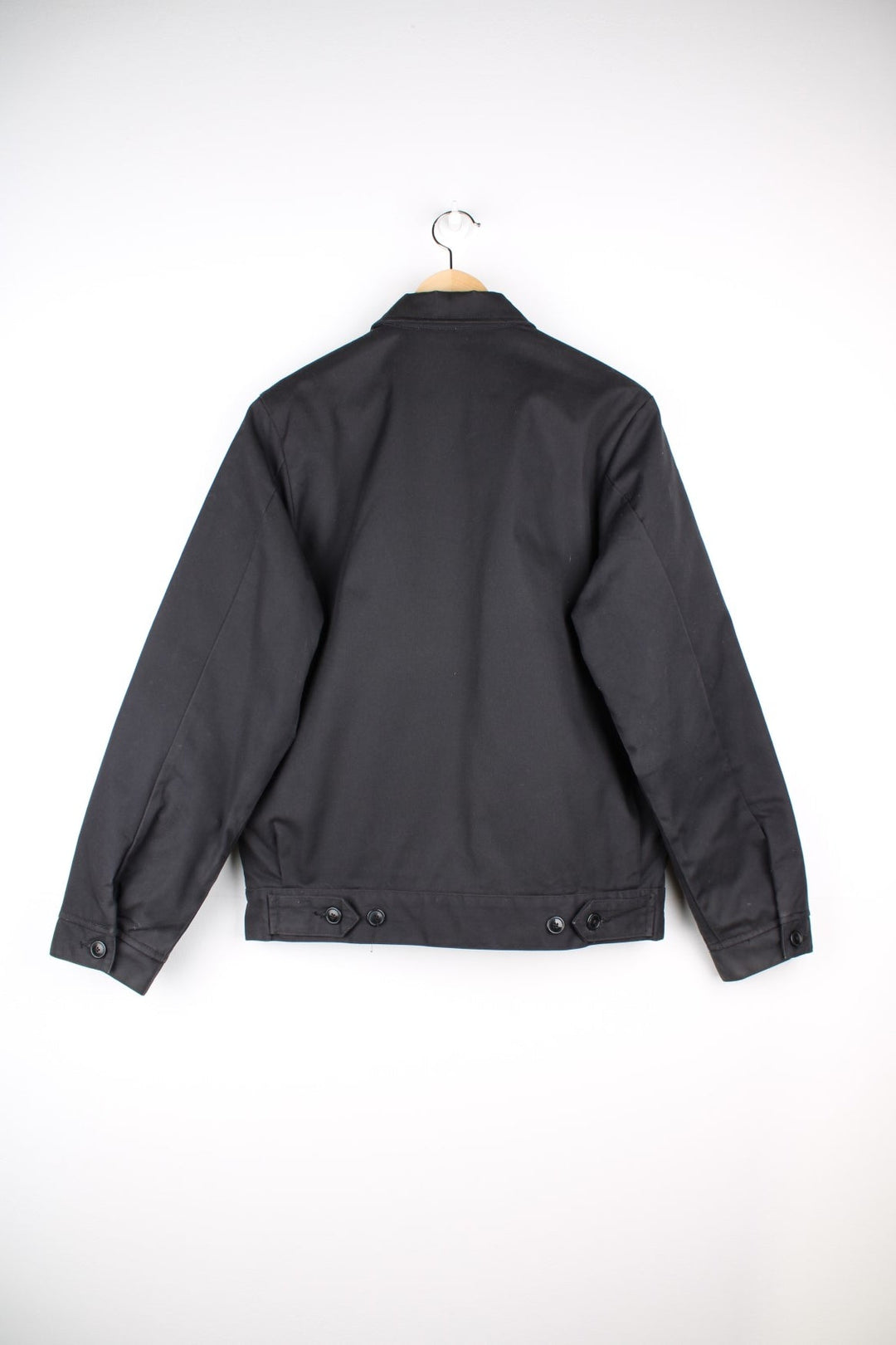 Dickies Workwear Jacket in a black colourway. The jacket two jetted pockets on the front, a silver zip to close and a small patch pocket on the left sleeve. 