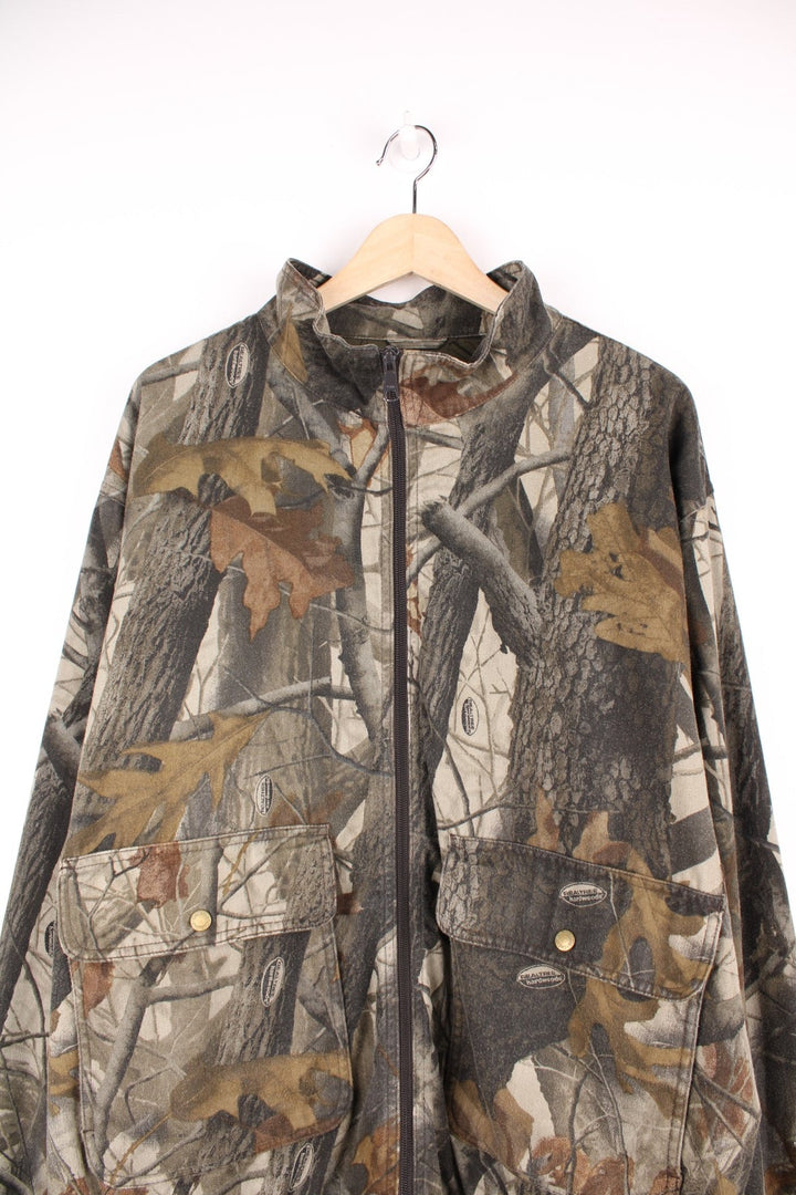 Green camouflage hunting jacket by Cabela's Outdoor Gear. Zip Closure and two buttoned pockets. 