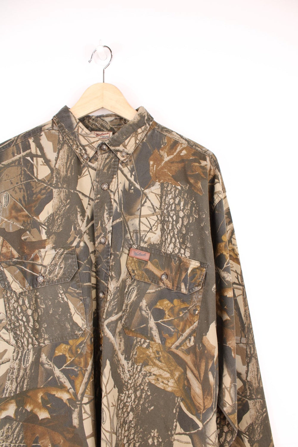 Woolrich Realtree Hardwoods Camouflage button through shirt. Features chest pockets and embroidered leather logo.