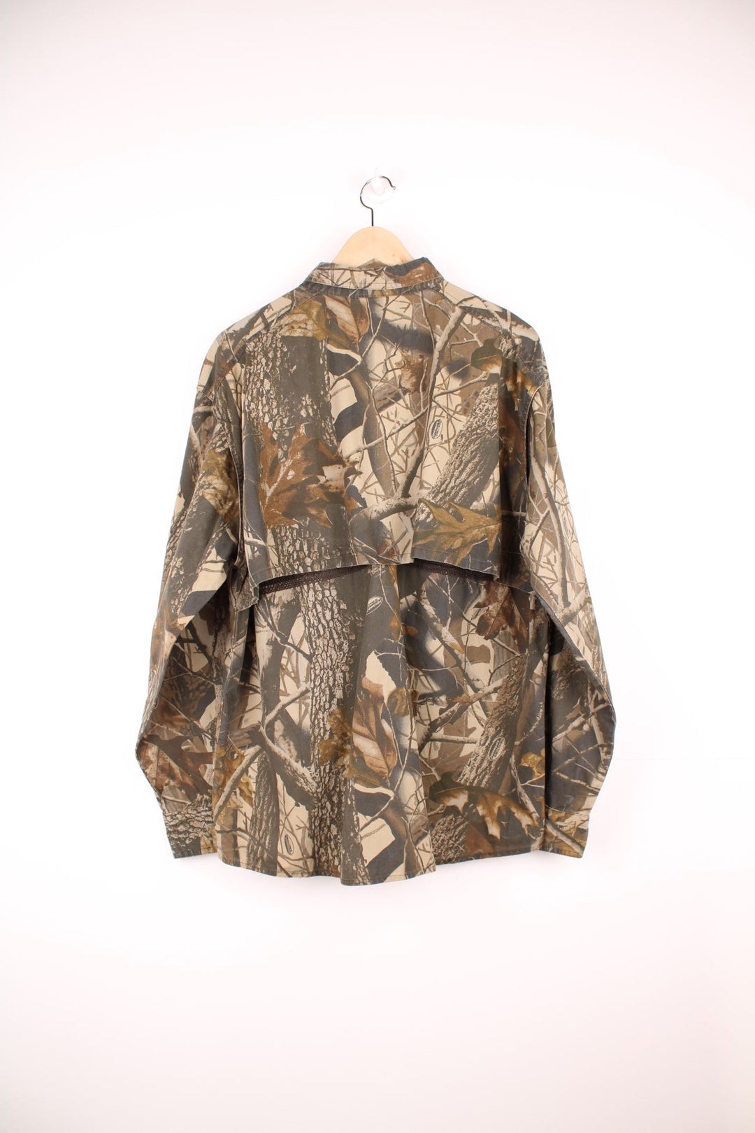 Woolrich Realtree Hardwoods Camouflage button through shirt. Features chest pockets and embroidered leather logo.