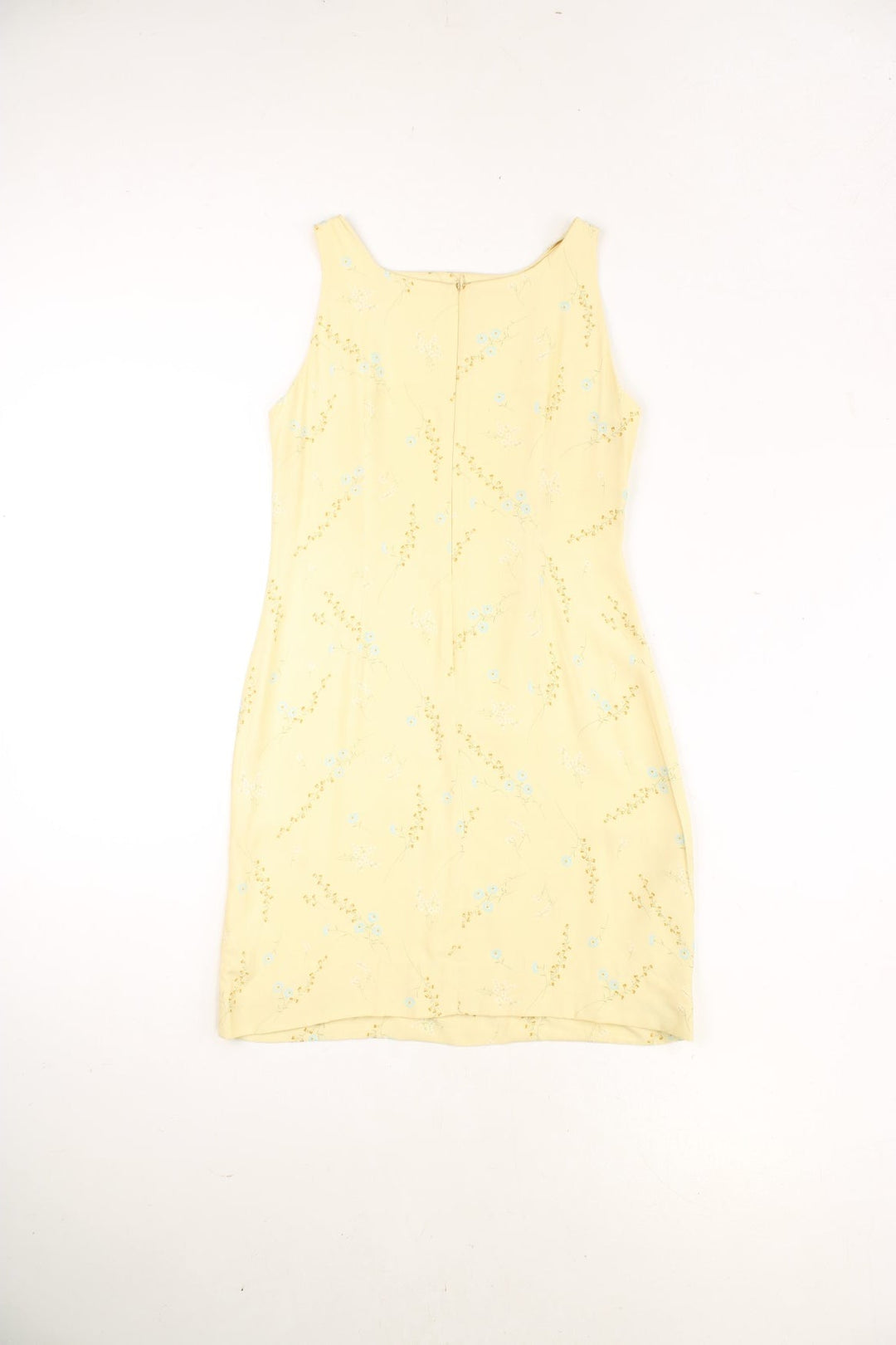 Vintage sunshine yellow summer dress with a ditsy floral pattern in white and blue, with front and back pleats and zip closure. 