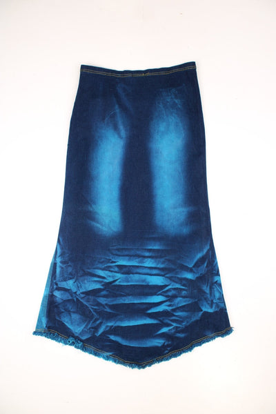 Richly, two toned denim maxi skirt with frayed hem, frayed pattern and pocket detail on the front, and zip fastening on the side.