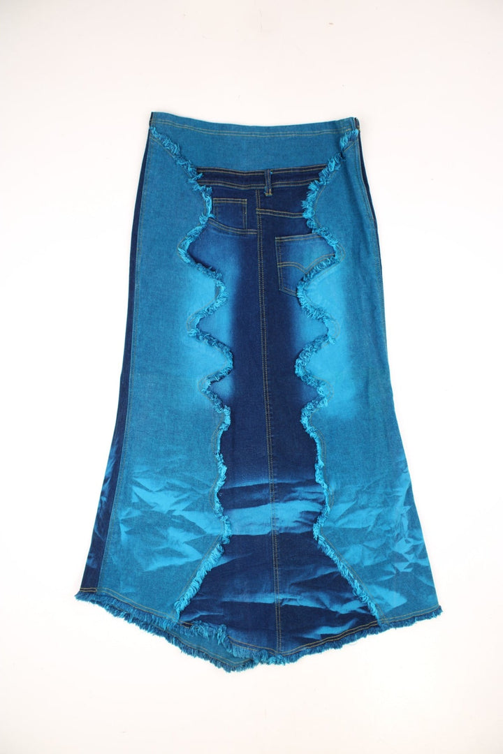 Richly, two toned denim maxi skirt with frayed hem, frayed pattern and pocket detail on the front, and zip fastening on the side.