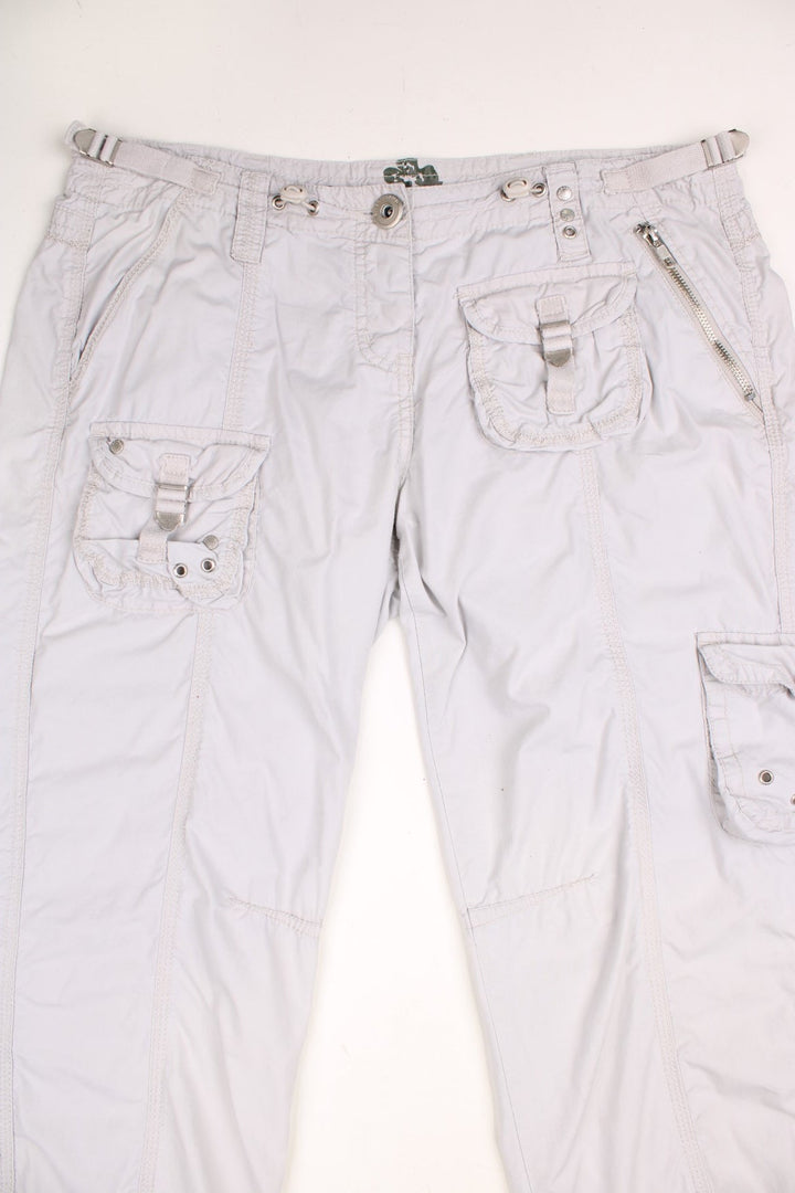 River Island Y2K Quarter Length Cargo Shorts in a light grey colourway, has multiple pockets and adjustable cuffs. 