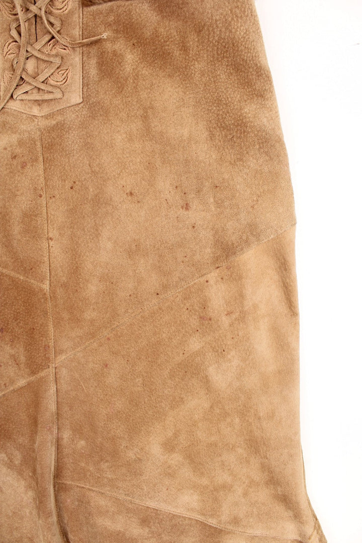 Vintage suede brown midi skirt, with embroidered and faux fur detailing on the waistband. Has a zip fastening on the side.