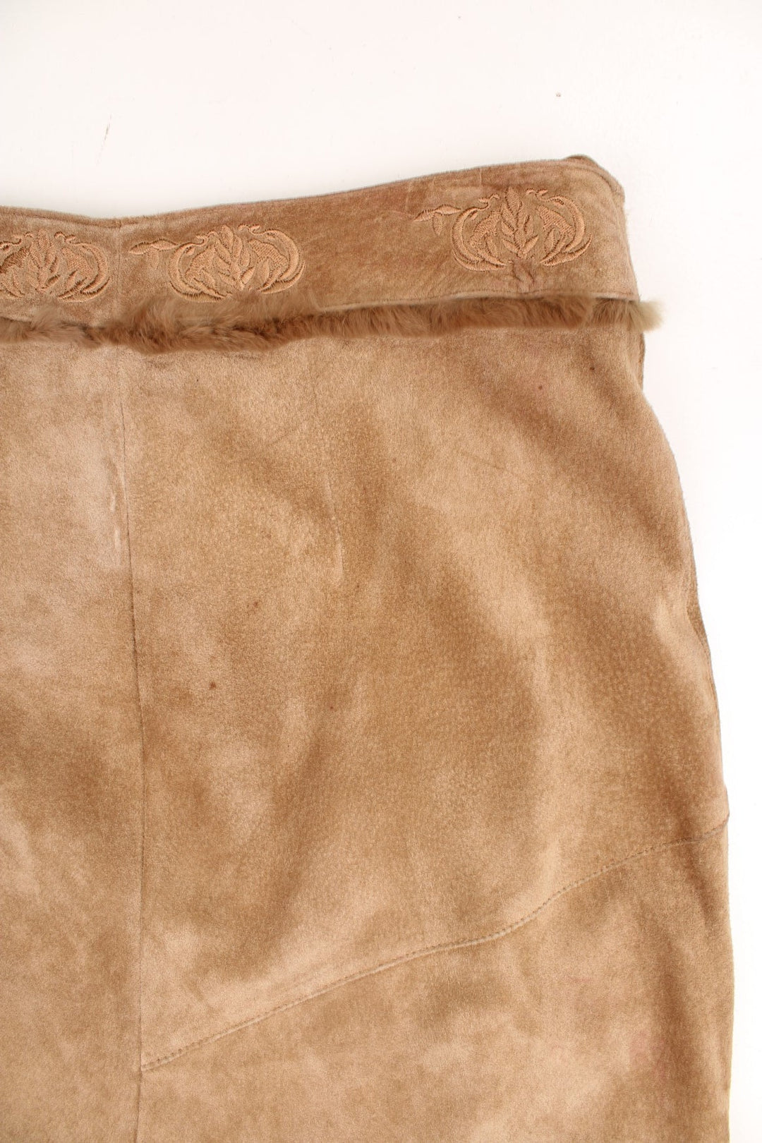 Vintage suede brown midi skirt, with embroidered and faux fur detailing on the waistband. Has a zip fastening on the side.