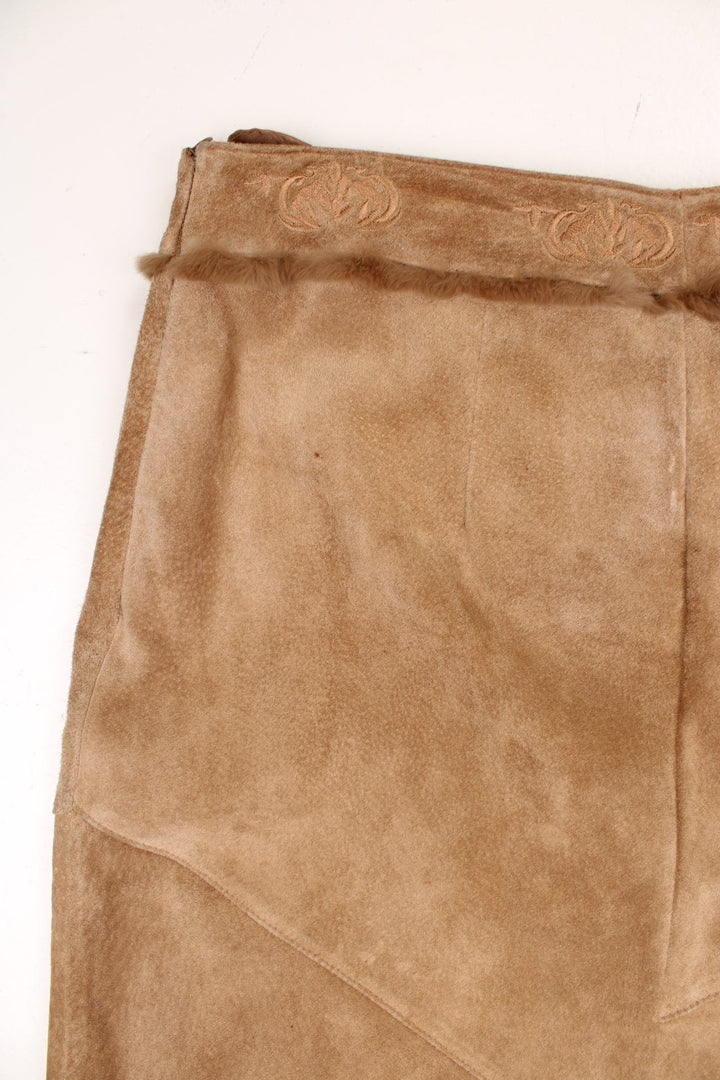 Vintage suede brown midi skirt, with embroidered and faux fur detailing on the waistband. Has a zip fastening on the side.