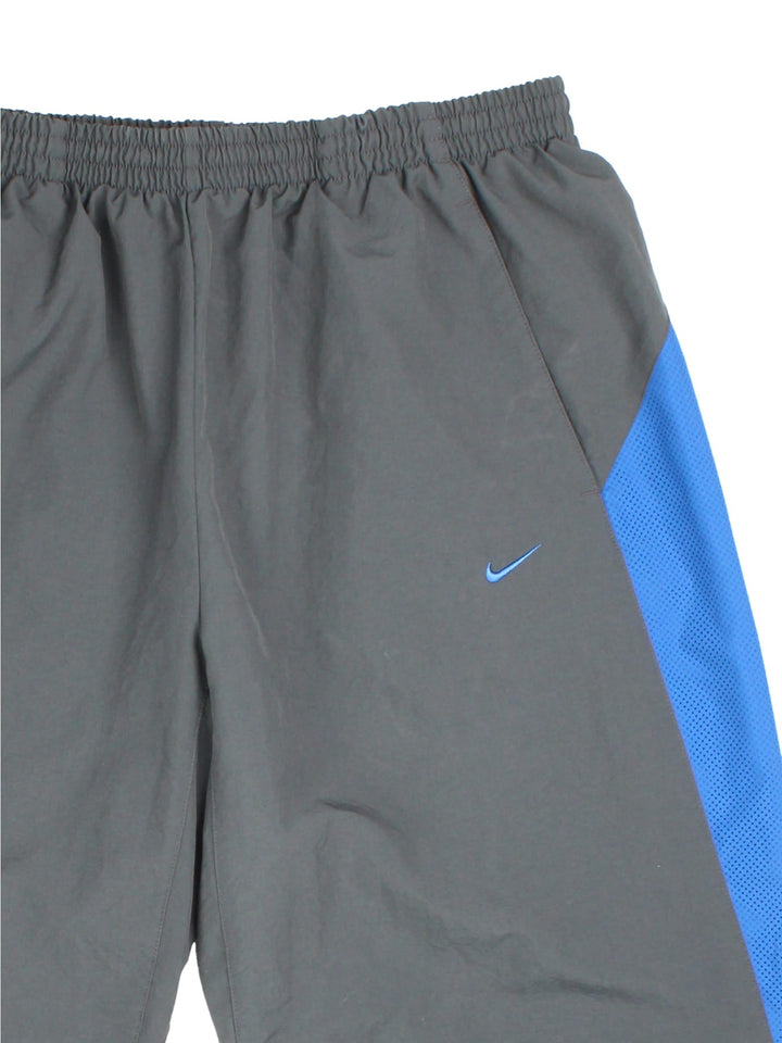 Y2K Nike Tracksuit Bottoms in black colourway. Elasticated waist and embroidered swoosh branding.