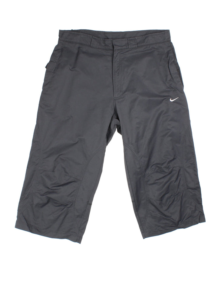 Y2K 3/4 Length Nike Shorts in black colourway.Velcro/zip fastening and embroidered swoosh branding