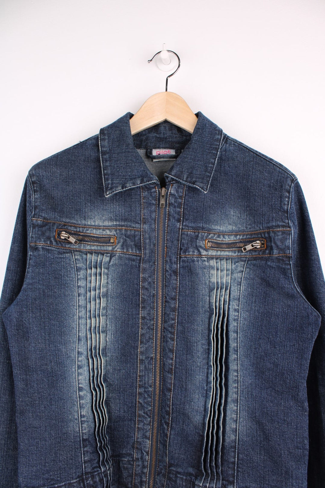 Y2K Pilot pleated denim jacket with zip closure and two zipped pockets. 