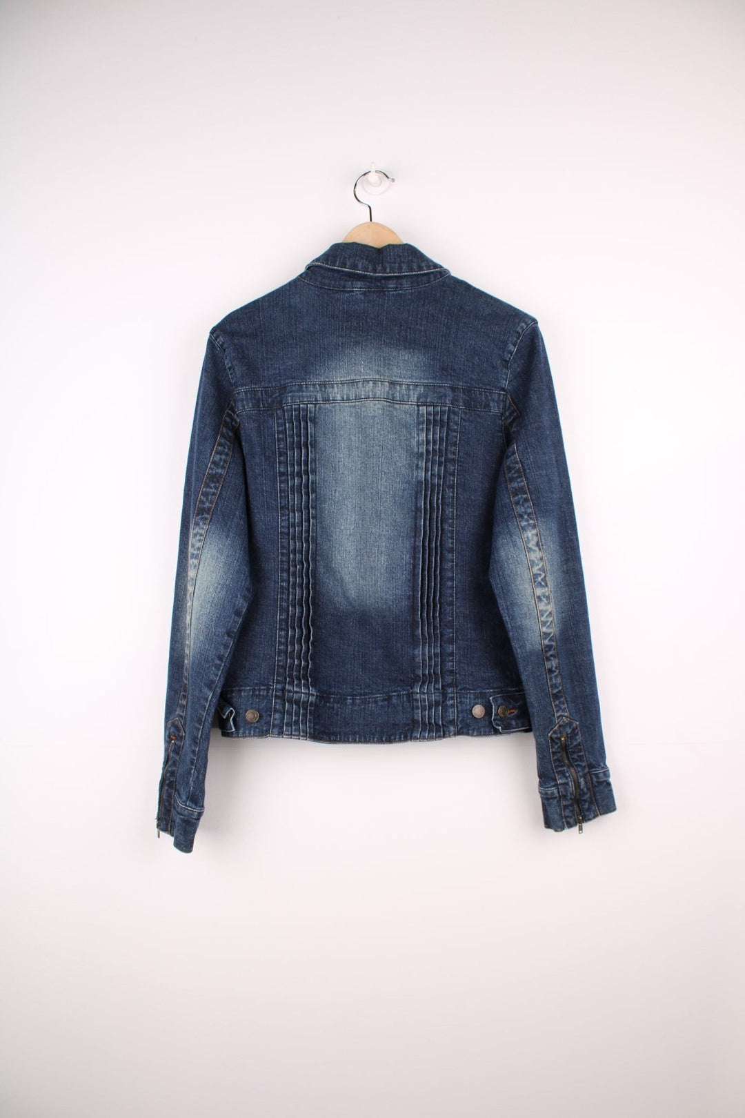 Y2K Pilot pleated denim jacket with zip closure and two zipped pockets. 