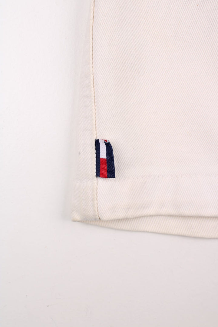 Tommy Hilfiger Mini Skirt in a off white colourway, has zip by the left side and embroidered badge on the back.