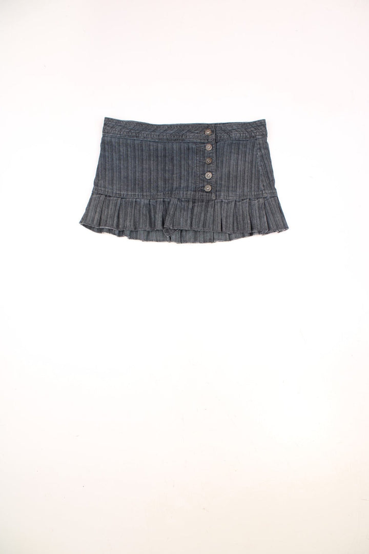 Y2K Topshop Moto pleated denim mini skirt in grey pinstripe with button closure and ruffles on the back. 