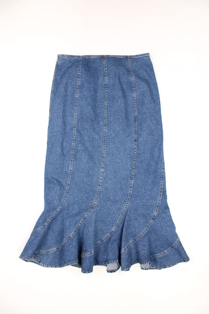 Denim fishtail hem maxi skirt. Paneled maxi skirt made from mid wash denim with a slight stretch. Could be worn low mid or high waisted depending on measurements. good condition Size in Label: UK 16 - Measures more like a UK 14 (XL) Our Measurements: Waist: 34 inchesLength: 35 inches Please ensure you check all measurements 