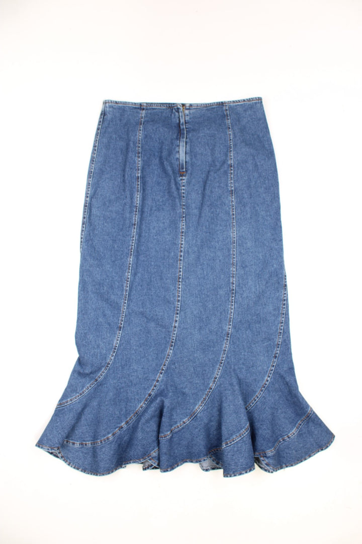 Denim fishtail hem maxi skirt. Paneled maxi skirt made from mid wash denim with a slight stretch. Could be worn low mid or high waisted depending on measurements. good condition Size in Label: UK 16 - Measures more like a UK 14 (XL) Our Measurements: Waist: 34 inchesLength: 35 inches Please ensure you check all measurements 