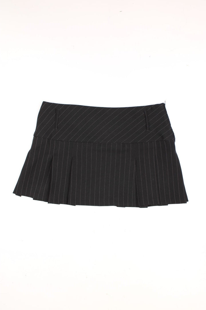 Y2K pleated, pinstripe, mini skirt in black.