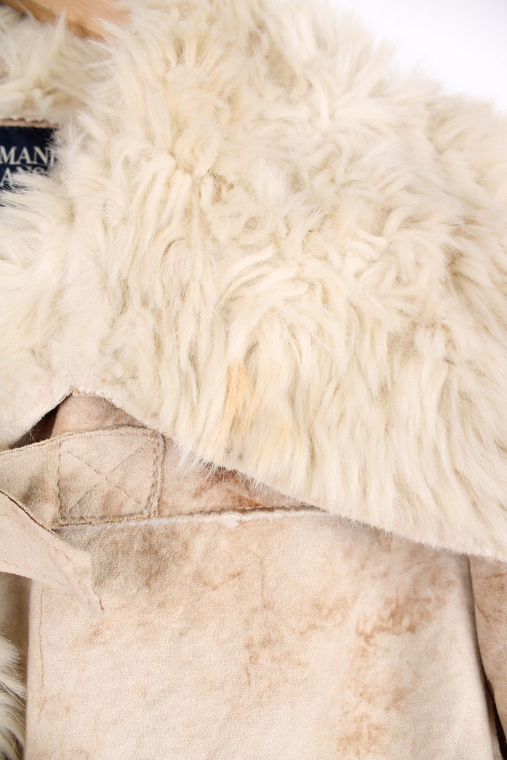 Armani Jeans Faux Fur Shearling Jacket in a tanned colourway, buckle up with side pockets, big faux fur collar, and has the logo embroidered on the back.