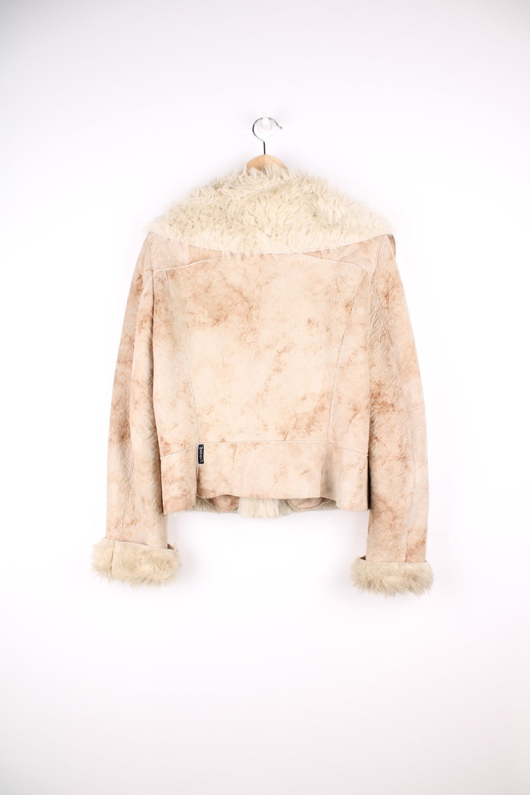 Armani Jeans Faux Fur Shearling Jacket in a tanned colourway, buckle up with side pockets, big faux fur collar, and has the logo embroidered on the back.