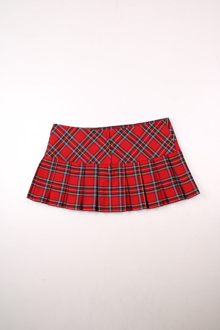 Y2K pleated plaid mini skirt in red with buttons on the front and zip closure in the back by Internacionale.