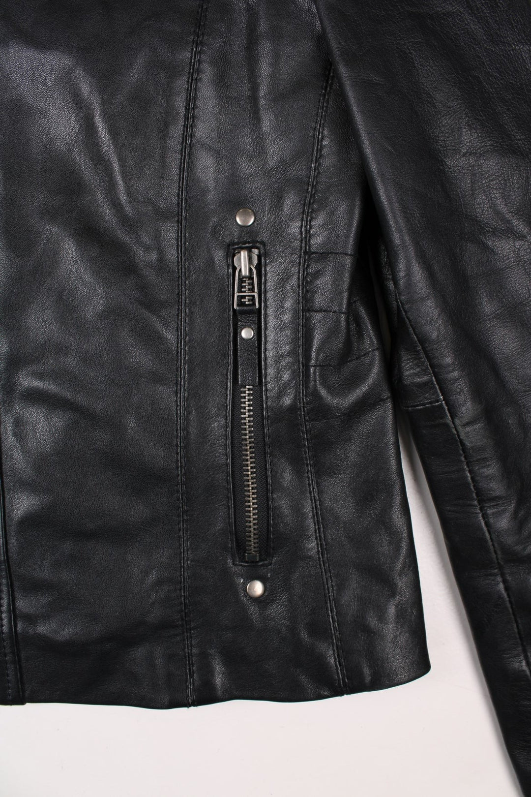 Y2K Aviatrix jacket in black real leather with two pockets, zip and snap closure, and branded hardware.