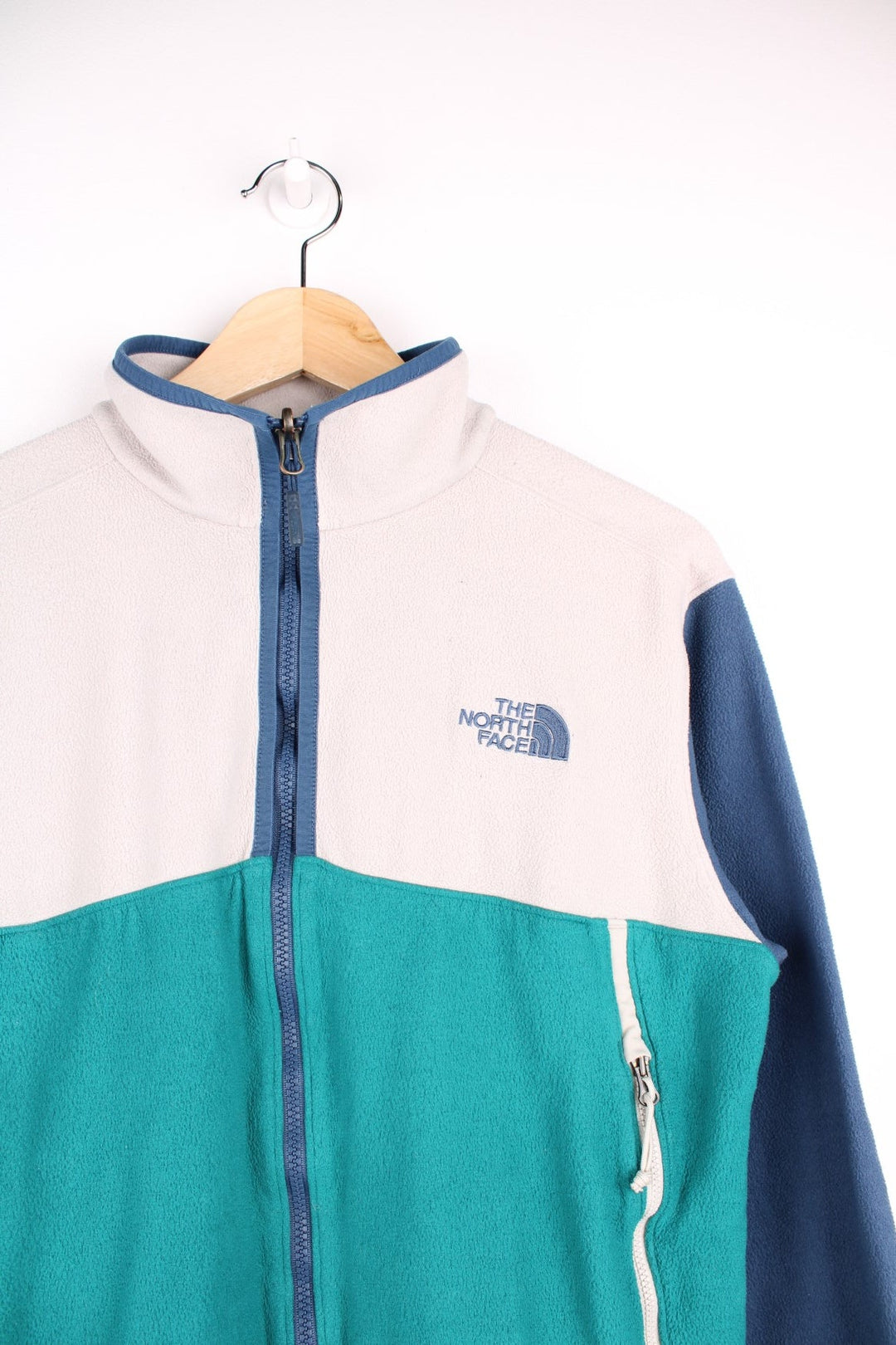  Glacier Alpine Fleece in a  and white colourway. Zips up and has side pockets, and the logo is embroidered on the front.