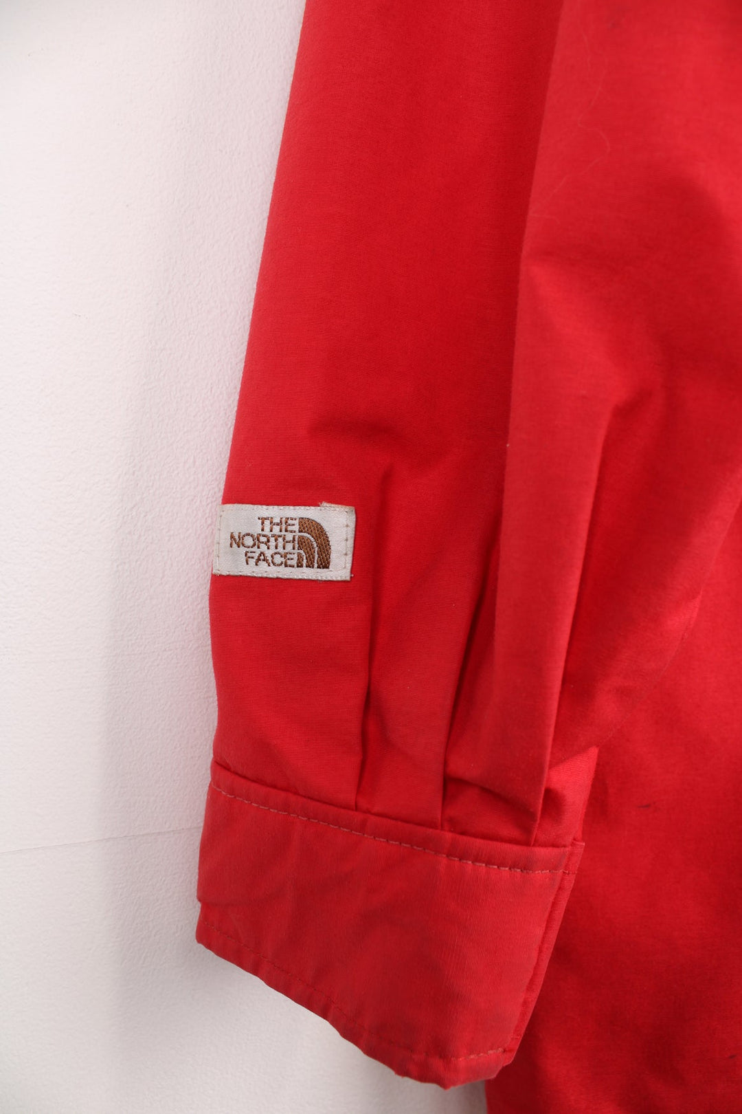 Vintage The North Face gore-tex jacket with removable hood. Features embroidered logo on the sleeve.