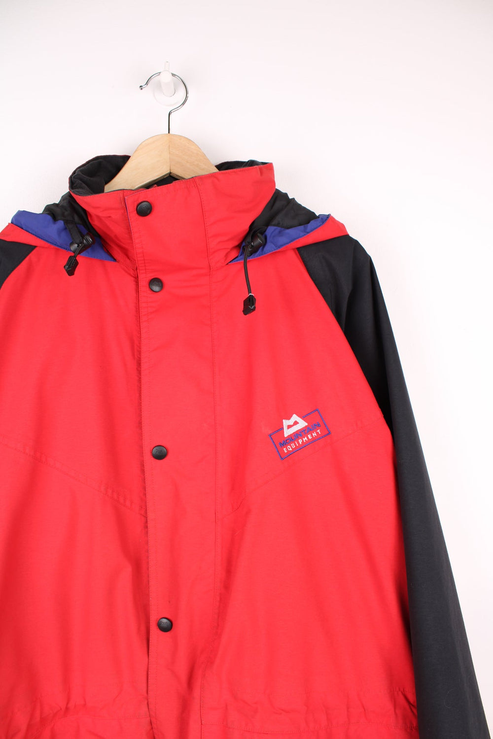 Vintage Mountain Equipment gore-tex Denali jacket. Features fold away hood and embroidered logo on the chest. 