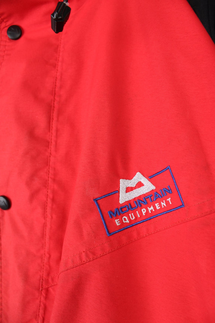 Vintage Mountain Equipment gore-tex Denali jacket. Features fold away hood and embroidered logo on the chest. 