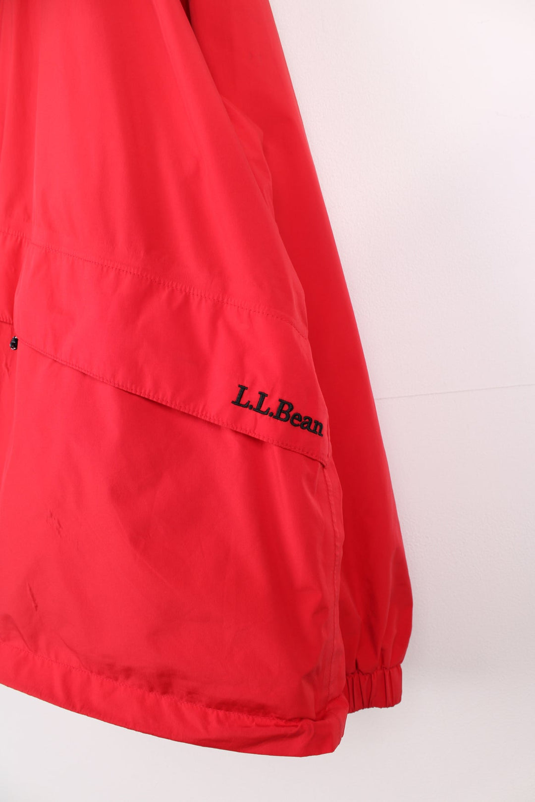 Vintage L.L.Bean gore-tex rain jacket. Features embroidered logo on the pocket.