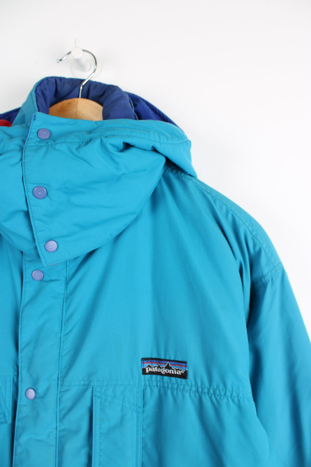 Vintage 90's Patagonia bright blue padded guide coat, features embroidered logo on the chest, mulitple pockets and removable hood