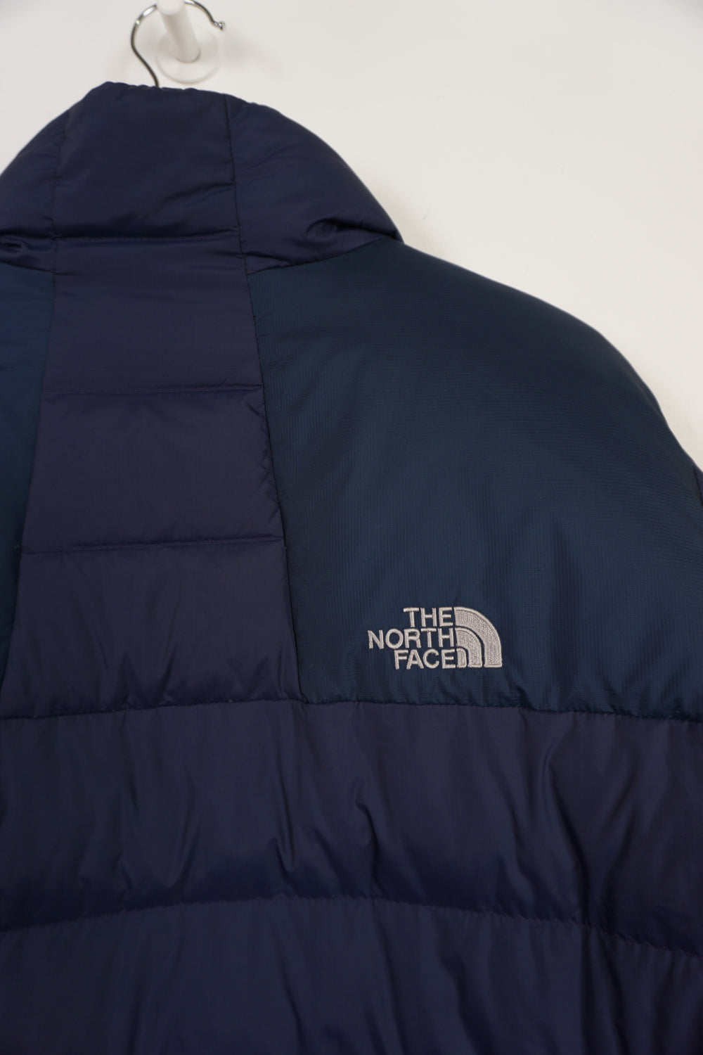 Navy blue The North Face 700 puffer jacket with embroidered logos and zip up pocketsNavy blue The North Face 700 puffer jacket with embroidered logos and zip up pockets