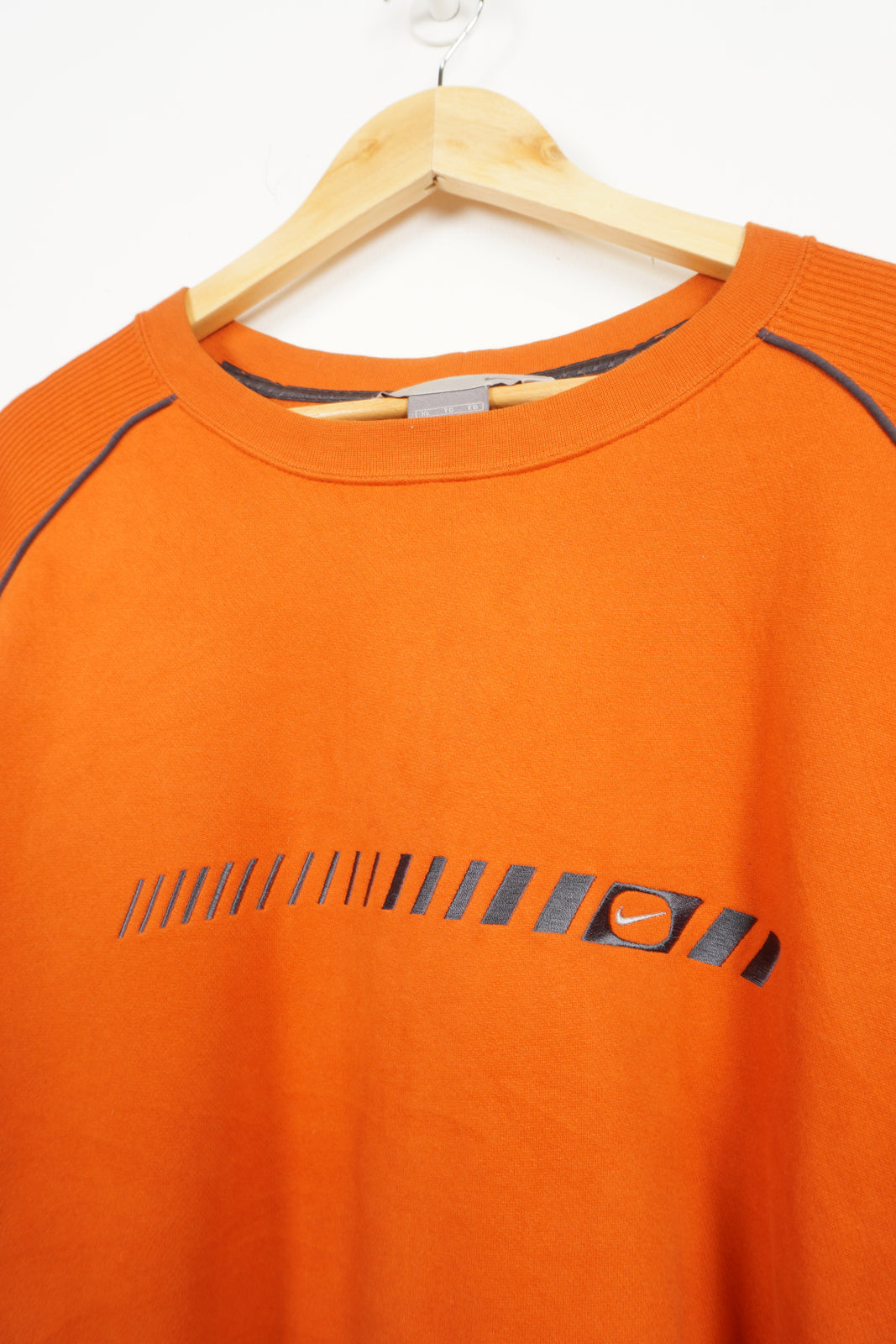 2000s Orange Nike Small logo sweatshirt, with grey detailing Good condition, neck line seems slightly stretched&nbsp; Size in Label: XL