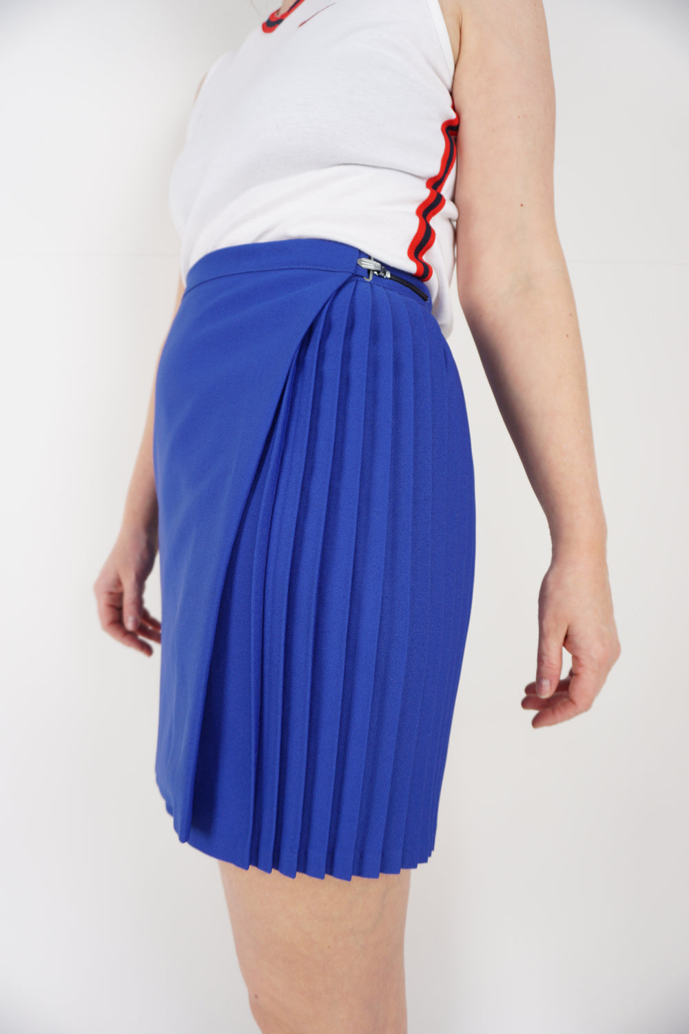 Vintage Banner Sportswear blue pleated tennis skirt with adjustable closure good condition Size in label: 28 Our Measurements: Waist: 28 inchesLength: 17 inches Please ensure you check all measurements. ** All our items are pre-loved and as a result may show signs of wear due to the age of the product, for any questions about this or any other item please email hello@vintage-folk.com **&nbsp;