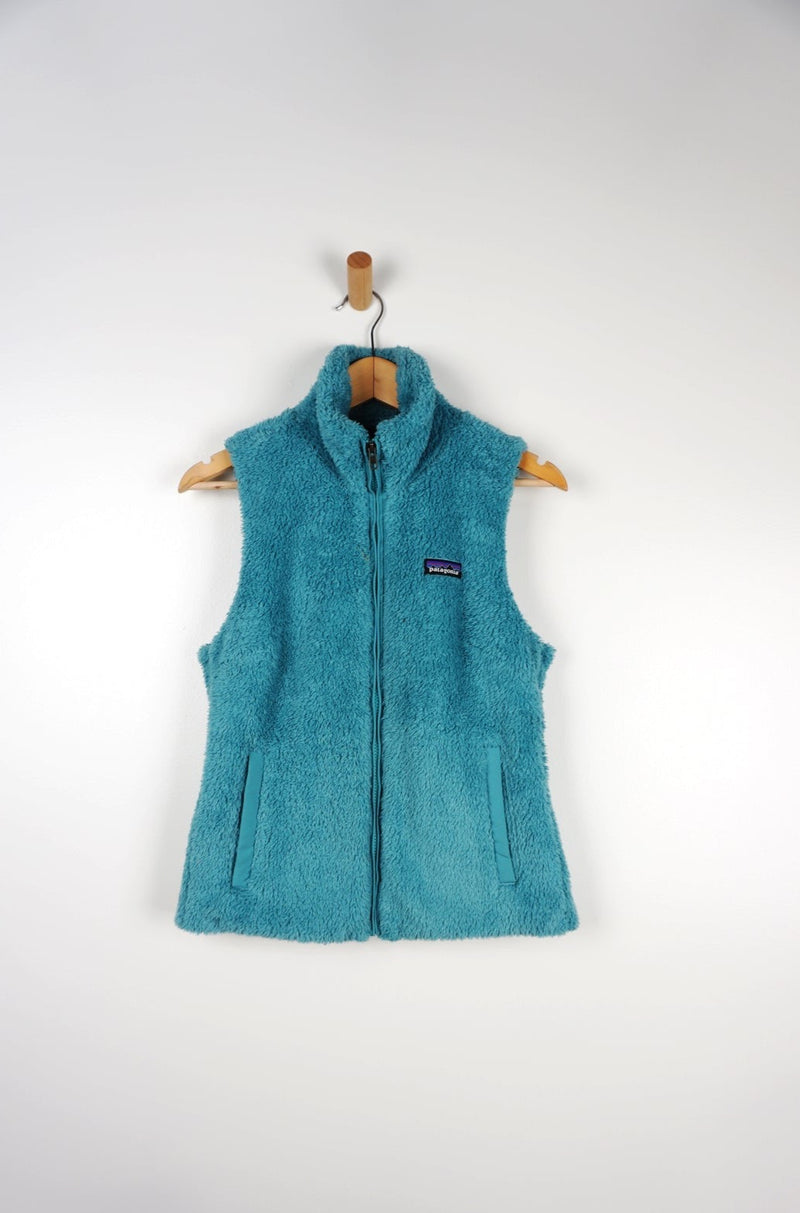 Vintage Patagonia zip through fleece gilet in a turquoise, features embroidered logo on the chest and pockets.