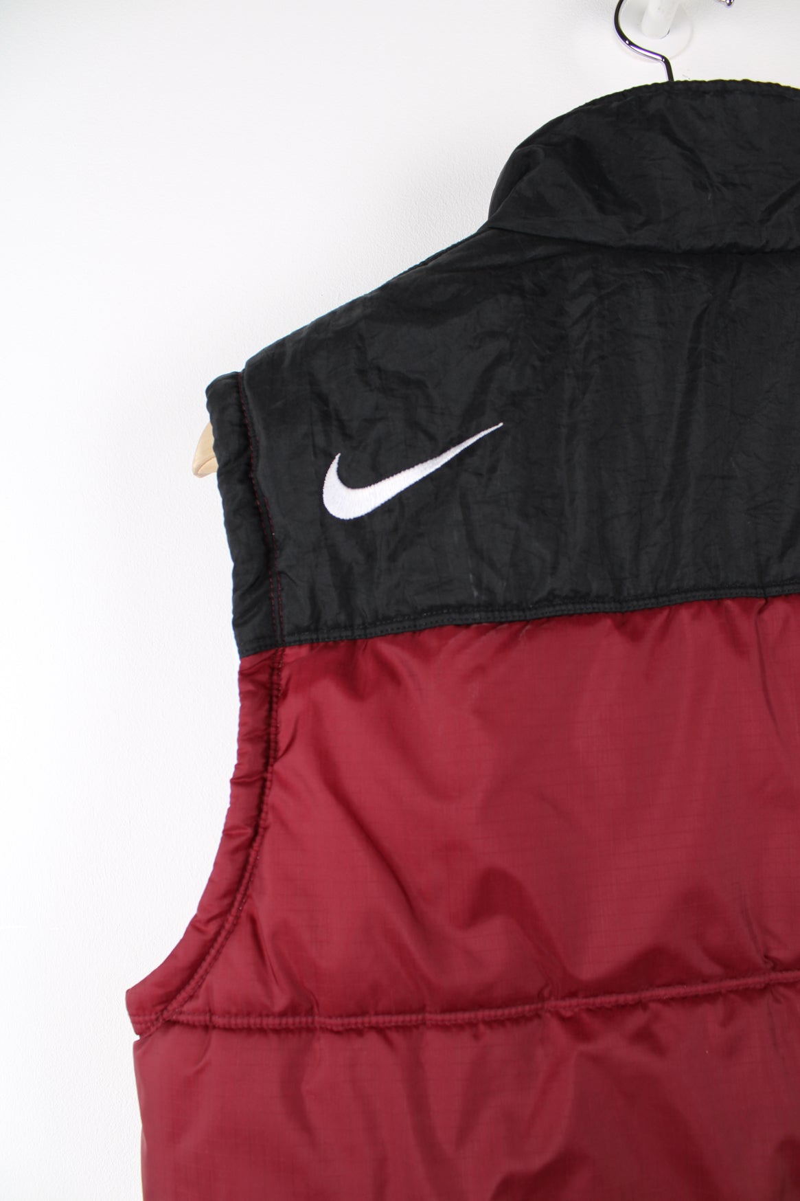 Vintage Nike burgundy puffer gilet. Featuring black panel and embroidered logo on the chest.