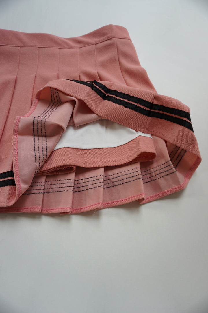 Vintage pink pleated tennis skirt with elasticated waist band good condition Size in label: no size available (looks like XS) Our Measurements: Waist: 26 inchesLength: 14.5 inches Please ensure you check all measurements. ** All our items are pre-loved and as a result may show signs of wear due to the age of the product, for any questions about this or any other item please email hello@vintage-folk.com **