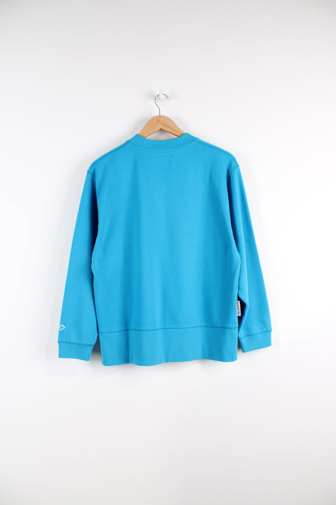 00's bright blue Reebok crewneck sweatshirt, features embroidered spell-out logo across the chest