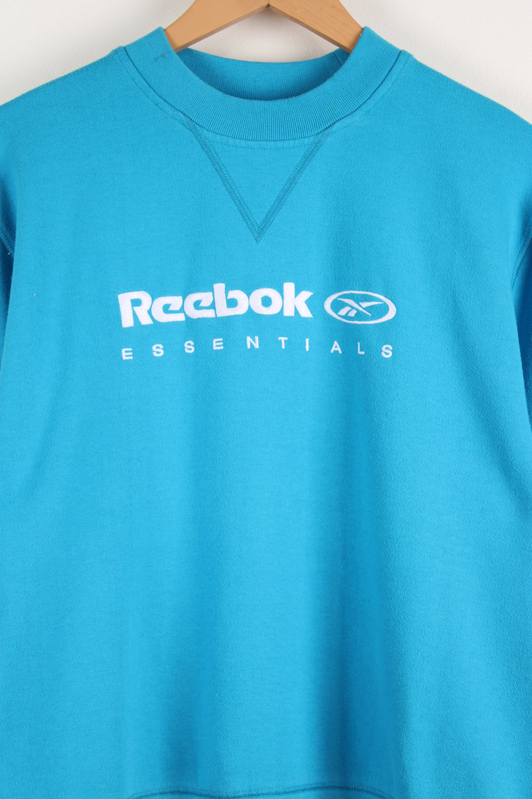 00's bright blue Reebok crewneck sweatshirt, features embroidered spell-out logo across the chest