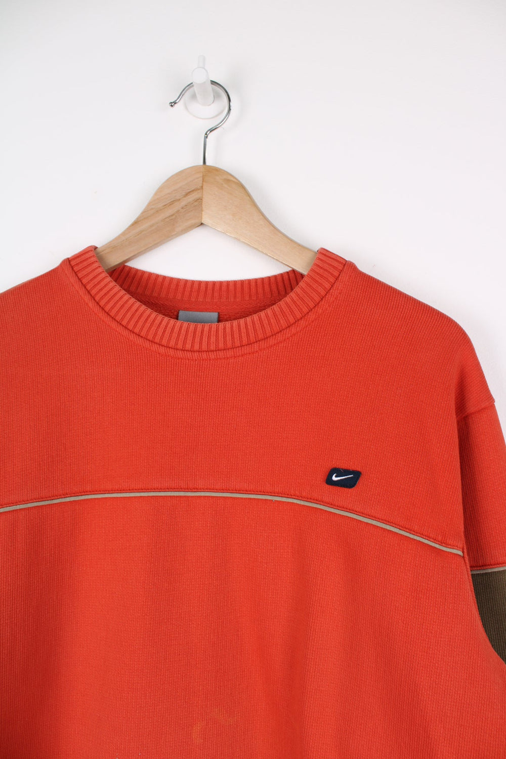 Vintage 00's orange nike sweatshirt. Features embroidered logo on the chest and brown panel details.